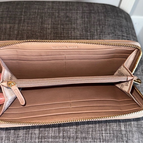 Michael Kors EUC Quilted soft leather full zip wallet tan beige nude - Picture 12 of 17
